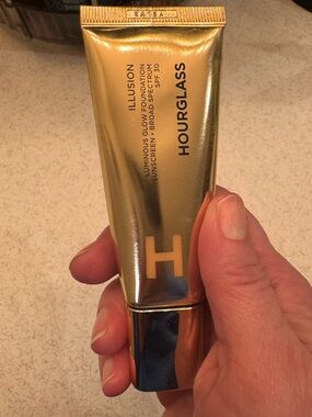 Hourglass Illusion Luminous Glow Foundation - No. 4. 80% Full